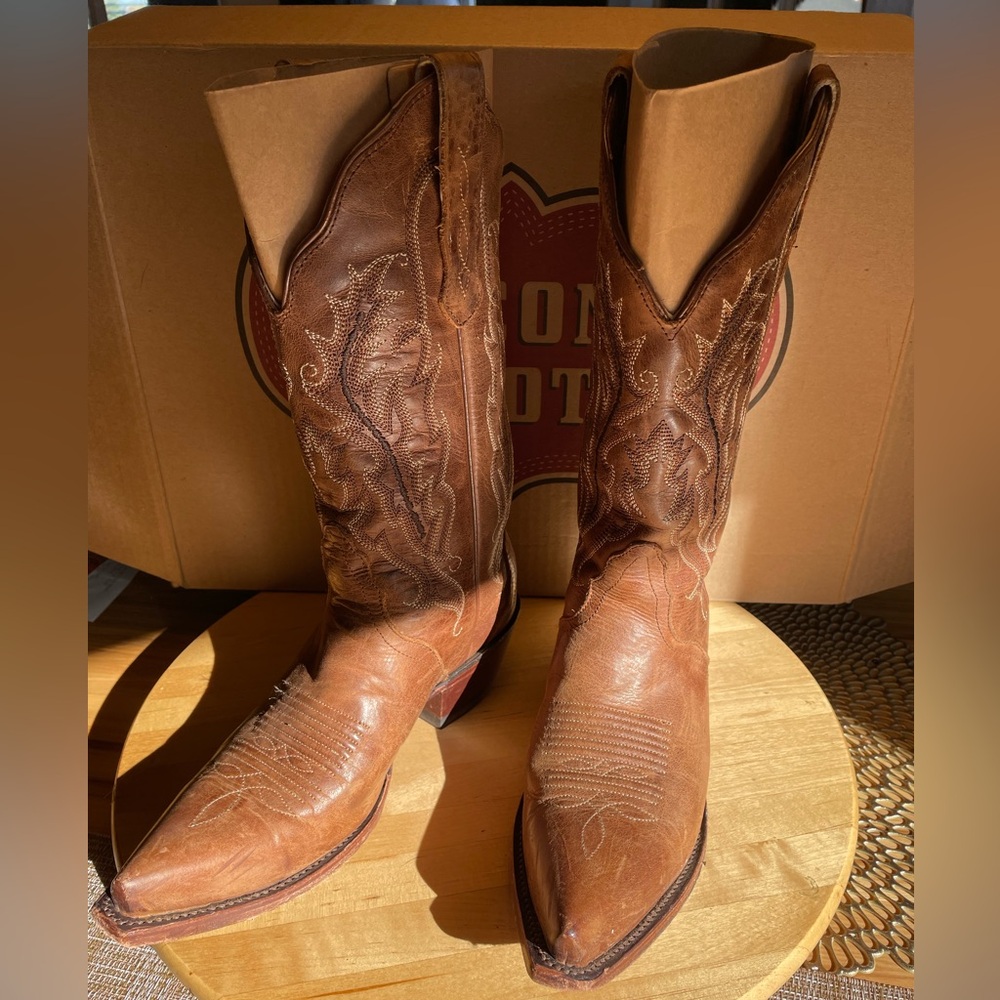 Austin Texas comes to you in these beautiful Classic Nocona Western Boots.